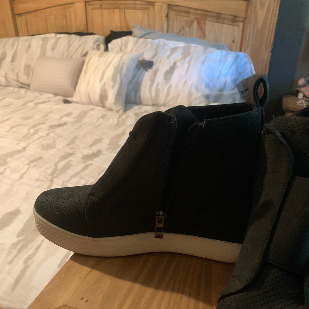 Black wedges
